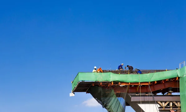 Construção ponte rodoviária no céu claro — Fotografia de Stock