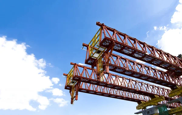 Construção ponte rodoviária no céu claro — Fotografia de Stock
