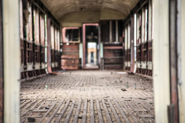 Старые ржавые стальные тележки пассажирского поезда — стоковое фото