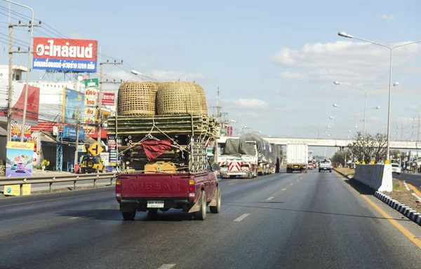 Editorial van rattan movimento logístico e madeira na estrada principal Thailan — Fotografia de Stock