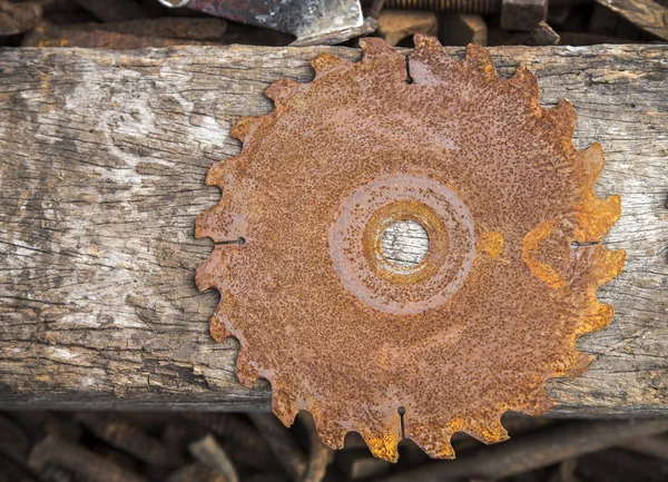 Velha serra enferrujada na textura do disco com fundo de madeira — Fotografia de Stock