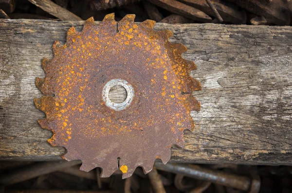 Vieja sierra oxidada en la textura del disco con fondo de madera —  Fotos de Stock