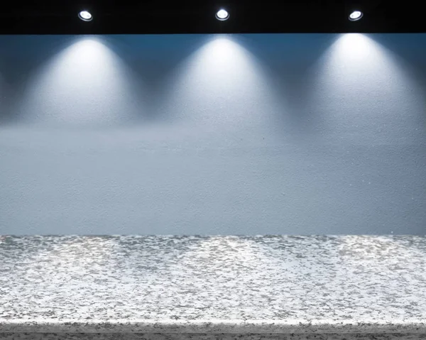 Weiße Steinplatte mit blauer Zementwand — Stockfoto