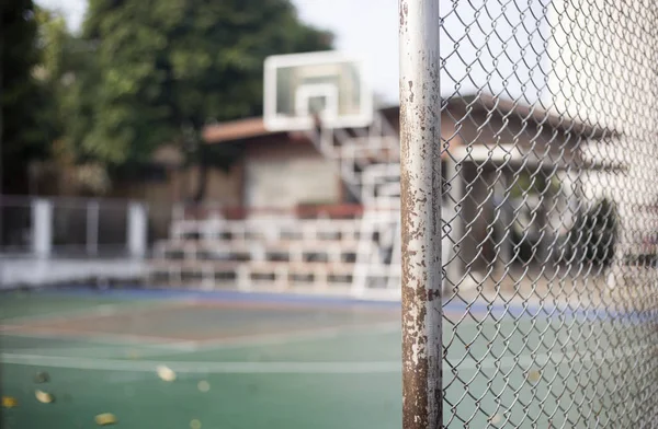 Valla de hierro neto fron de cancha de baloncesto — Foto de Stock