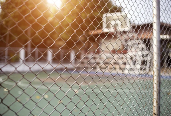 Valla de hierro neto fron de cancha de baloncesto — Foto de Stock