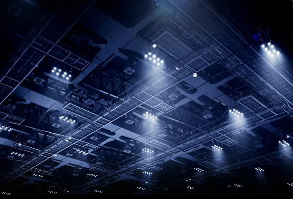 Foco de luz en el techo interior de la sala de exposiciones — Foto de Stock