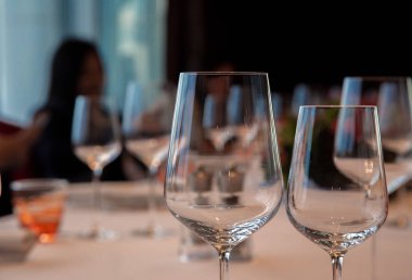 şarap kadehi ve mutfak malzemeleri yemek masasında.