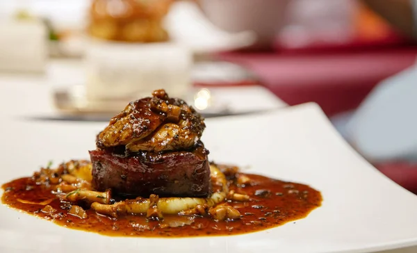 Filete de diseño de alimentos sirven en la mesa de la cena —  Fotos de Stock