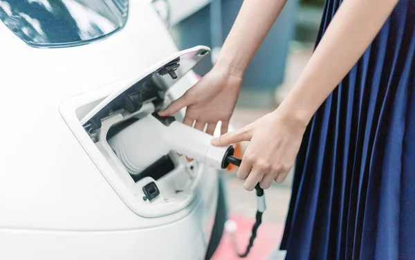 Carga de energía eléctrica ev coche en alta tecnología — Foto de Stock