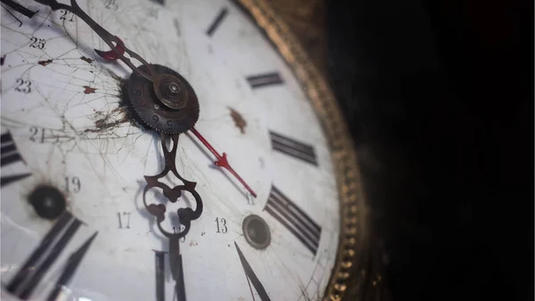 Viejo pin de reloj analógico y frenado con vintage —  Fotos de Stock