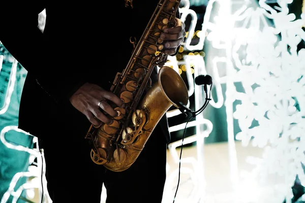 Saxofonista tocar música con saxofón al aire libre —  Fotos de Stock