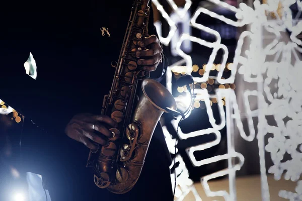 Saxofonista tocar música com saxofone ao ar livre — Fotografia de Stock