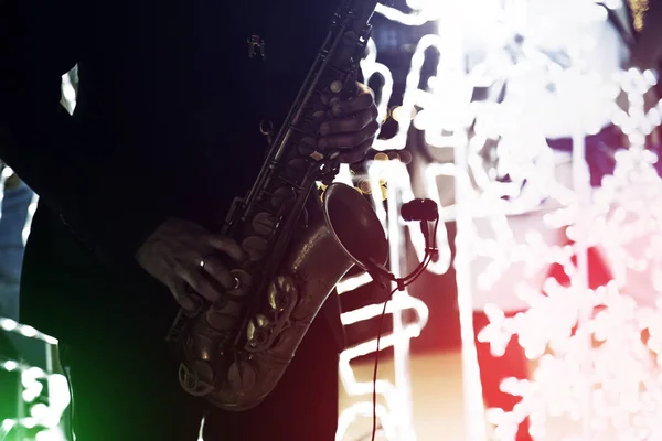 Saxofonista tocar música com saxofone ao ar livre — Fotografia de Stock