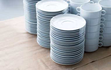 Müşteriler için yemek ve çorba kupası hazırlayın. 