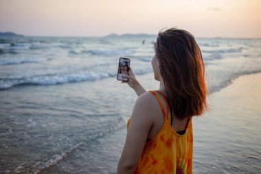 Güzel bir an. Asyalı kadın selfie çekiyor. 