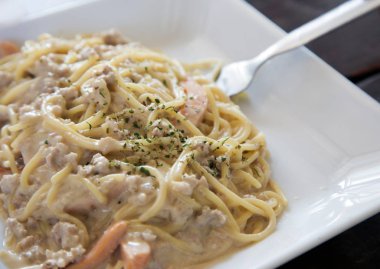 Sıcak peynirli spagetti beyaz sosu yemek.