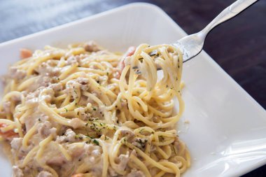 Sıcak peynirli spagetti beyaz sosu yemek.