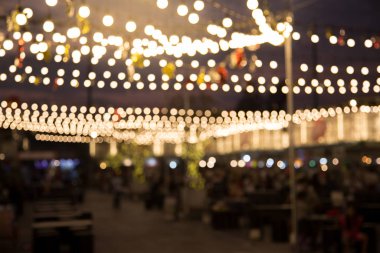 Takılmak için soyut bulanık gece restoranı