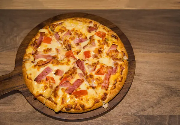 Hete Pizza Houten Plaat Voor Het Diner Van Bovenaanzicht — Stockfoto