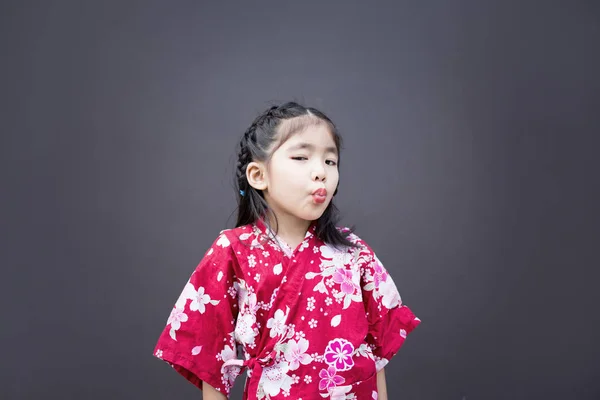 Χαριτωμένο ασιατικό παιδί με ιαπωνικό στυλ φόρεμα — Φωτογραφία Αρχείου