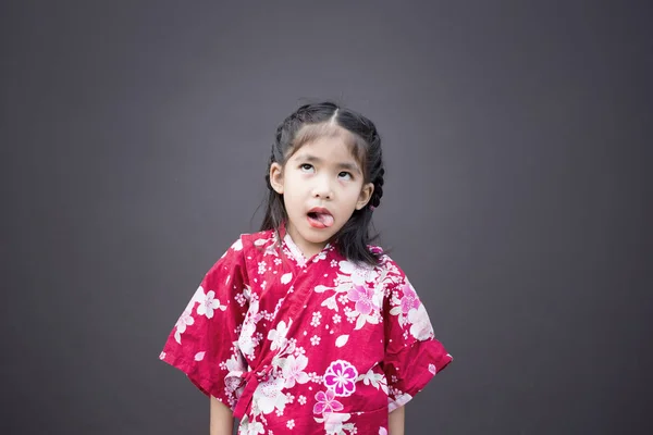 可愛いアジア系の子日本風のドレス — ストック写真