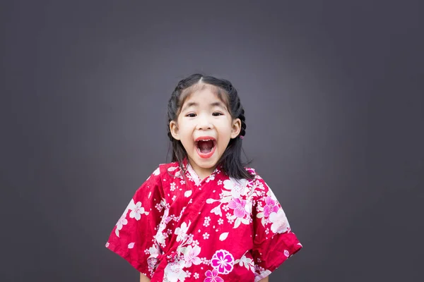 Χαριτωμένο ασιατικό παιδί με ιαπωνικό στυλ φόρεμα — Φωτογραφία Αρχείου
