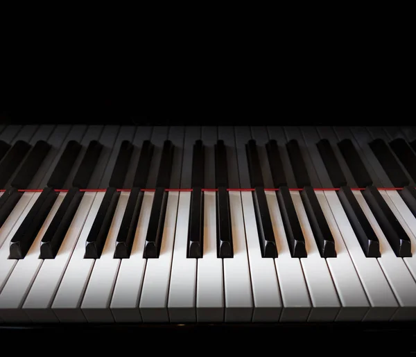 Fechar a tecla do piano com madeira preta — Fotografia de Stock