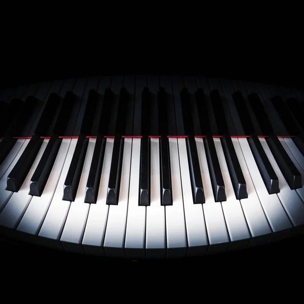 Cerrar tecla de piano con madera negra — Foto de Stock