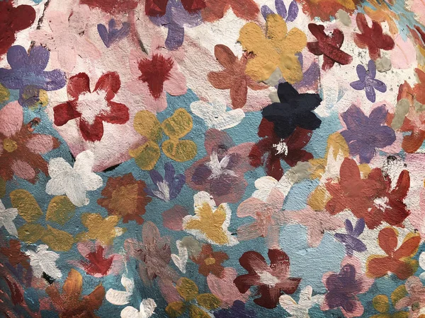 Легкая раскраска цветка на цементе — стоковое фото