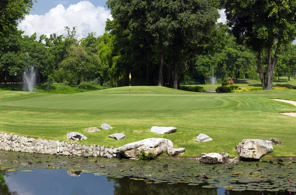 Golf sahası yeşilde golf oyuncuları için