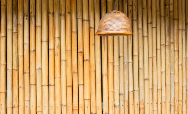 Lâmpada de vime com madeira de bambu amarelo — Fotografia de Stock