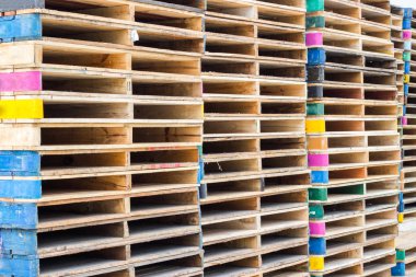 Lojistik yükü desteklemek için ahşap raf aracı