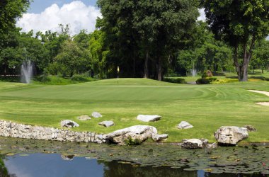 Golf sahası yeşilde golf oyuncuları için