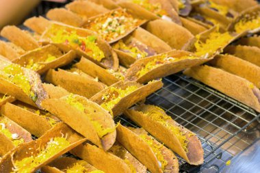 Ev yapımı atıştırmalıklar için çıtır Thai tatlısı. 