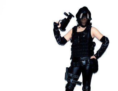 Siyahi asker B-gun spor kıyafeti ve silah giymiş Asyalı kadın.