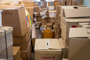 Depoda bir oda dolusu kağıt kutu var.