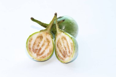 Beyaz yalıtılmış arka planda taze patlıcan sebzesi.