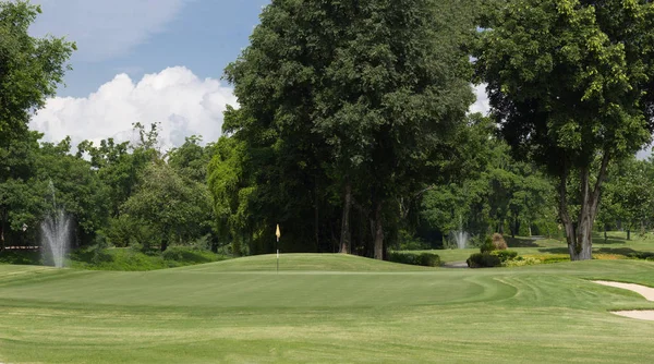 Golfveld landschap voor golf speler op groen — Stockfoto