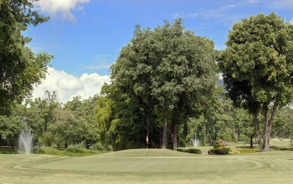 Campo da golf paesaggio per il giocatore di golf sul verde — Foto Stock