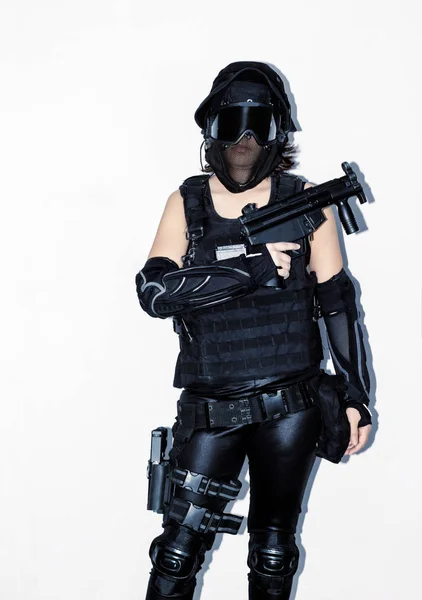 흑인 군인 BB 총을 든 아시아 여자의 복장 과 무기 — 스톡 사진
