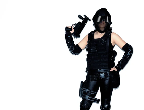 黒人兵士のアジア人女性bb銃スポーツゲームの衣装と武器 — ストック写真