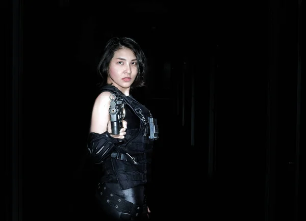 Asian lady in black soldier bb gun sport game costume and weapon — Stock Photo, Image