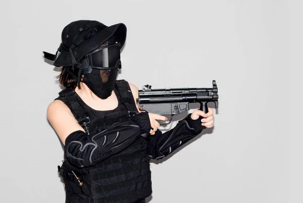 Asiatisk dame i svart soldat bb pistol sport kostyme og våpen – stockfoto