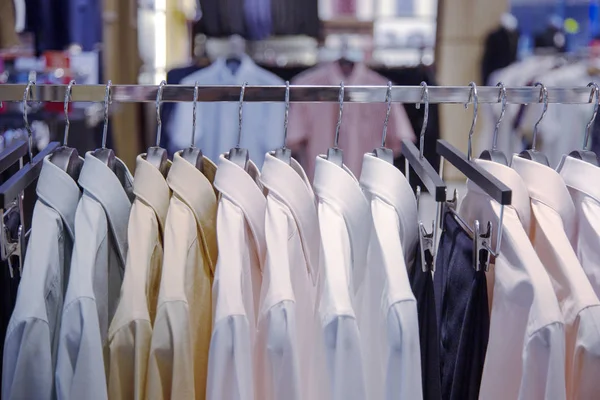 Cremallera de hombres camisa en walk in closet wardrop — Foto de Stock