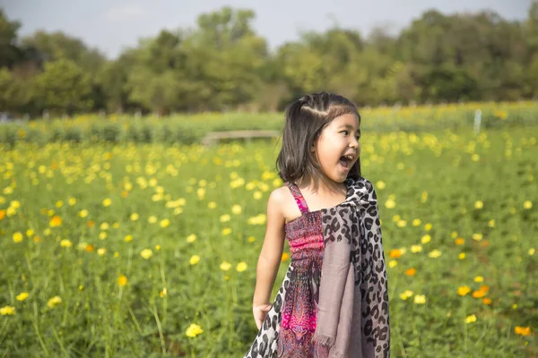 Fresh Air Good Health Asian Kid Happy Agriculture Daisy Flower — Stock Photo, Image