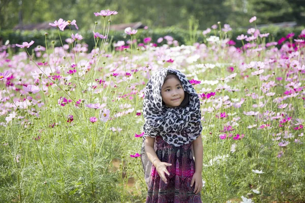 Romantic Moment Asian Kid Breezing Daisy Flower Agriculture Field Fashion — Stock Photo, Image