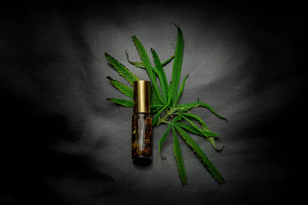 Hampolja Och Cannabisblad Placerade Mörk Bakgrund Medicinska Begrepp Alternativ Medicin — Stockfoto