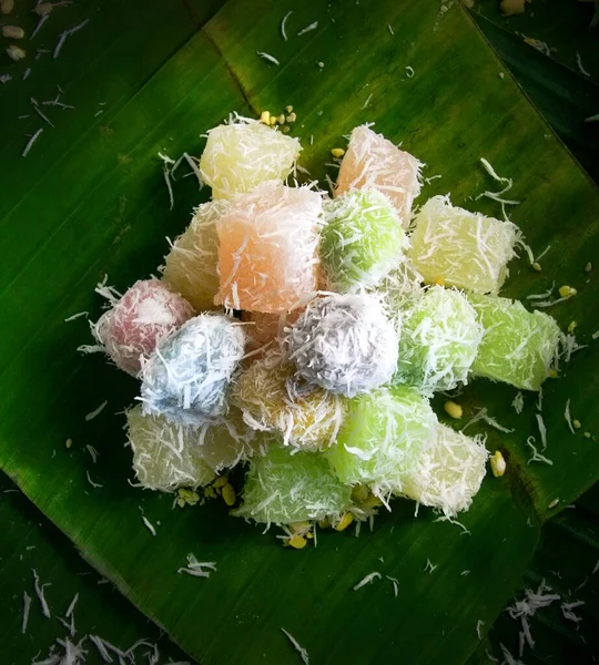 Buntes Thailändisches Dessert Mit Kokosnuss Auf Grünem Bananenblatt — Stockfoto