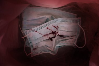 Kırmızı torbada kan var. Lütfen yüz maskesini kırmızı plastik torbaya koyup bir virüs hastalığını koruyun..