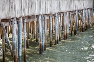 Su üzerine kulübe yapmak için bambu kıyısı 